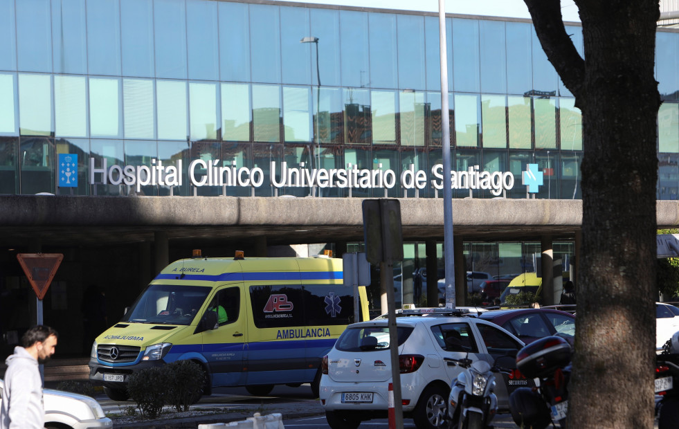 Protestas frente al hospital de Santiago de Compostela por el 