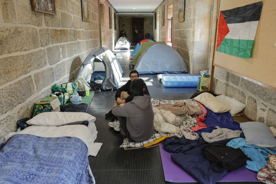 La acampada de Historia acusa a la USC de "mentir" sobre el cierre de la facultad