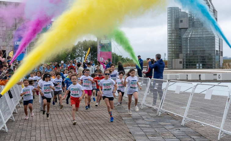 Cientos de personas corren la 'Holi Gaiás' para festejar la primavera bajo una polvareda de colores