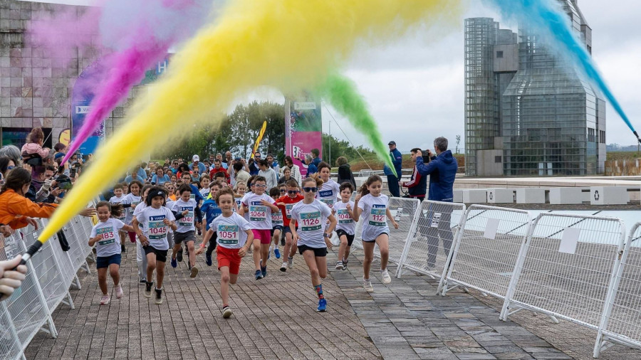 Cientos de personas corren la 'Holi Gaiás' para festejar la primavera bajo una polvareda de colores