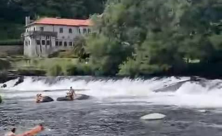 Vídeo | Un joven de 19 años rescata a dos amigas a las que arrastró la corriente del río Tambre