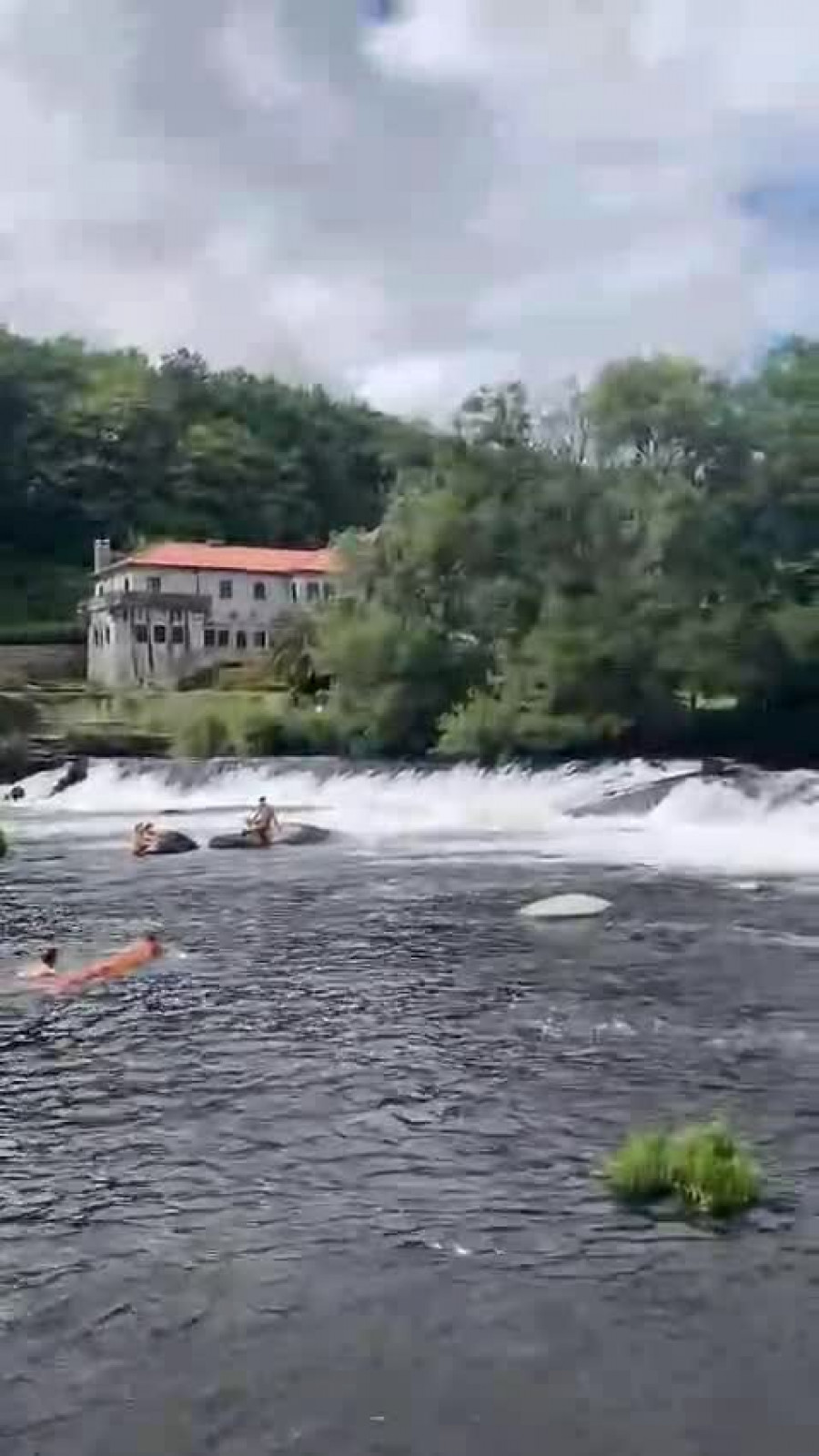Vídeo | Un joven de 19 años rescata a dos amigas a las que arrastró la corriente del río Tambre
