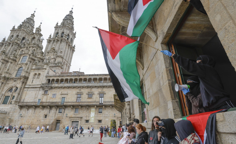 La Policía desaloja a los estudiantes pro Palestina encerrados en el rectorado y la facultad de Historia de la USC