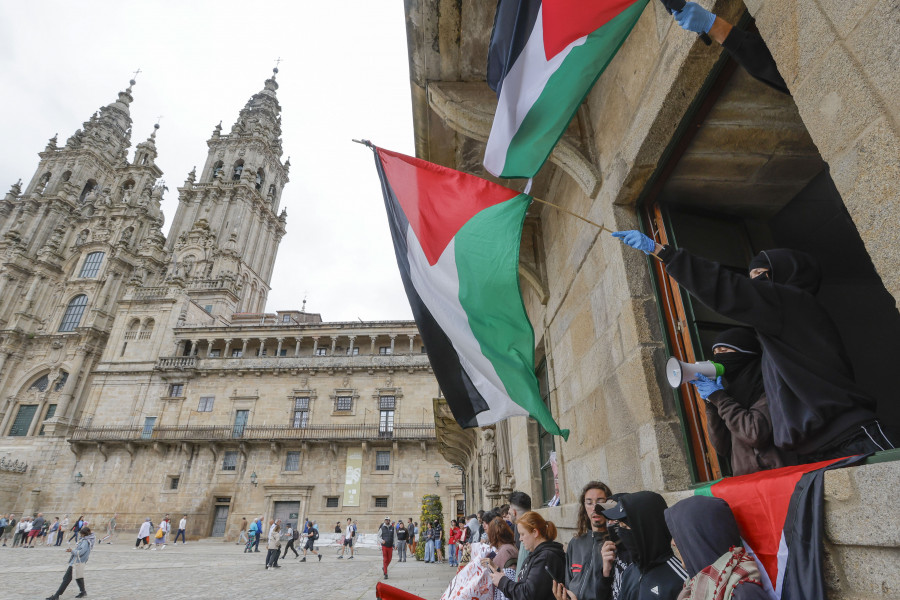 La Policía desaloja a los estudiantes pro Palestina encerrados en el rectorado y la facultad de Historia de la USC