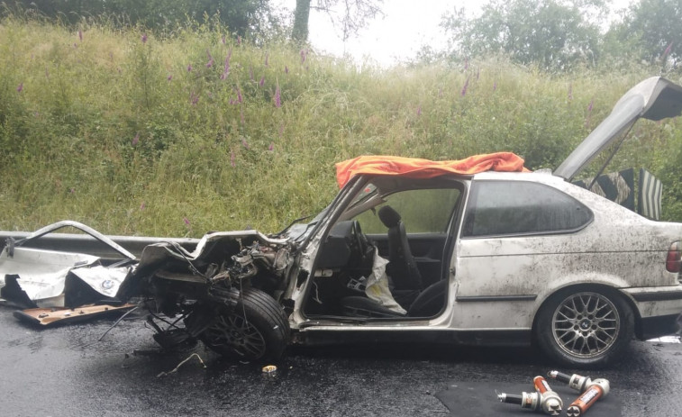 Un accidente entre dos coches y un camión deja un herido en Arzúa