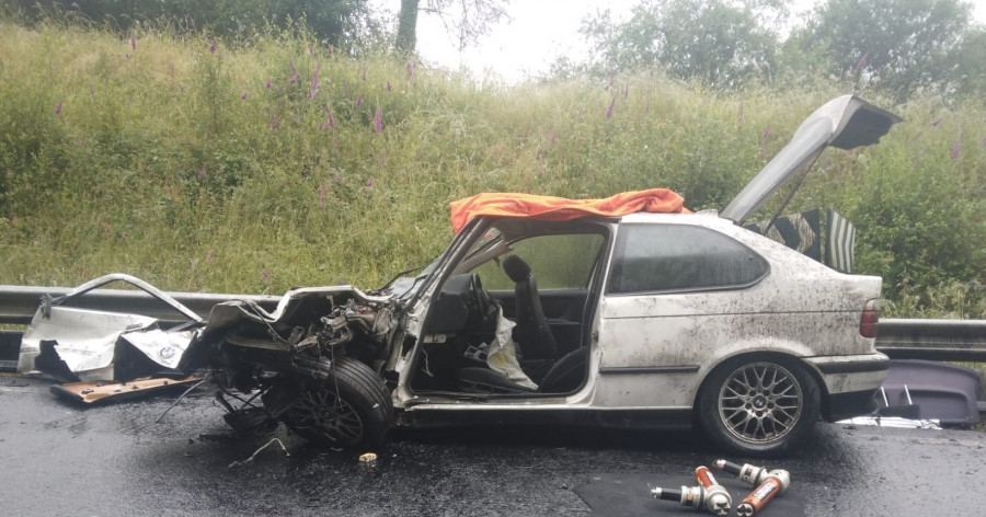 Un accidente entre dos coches y un camión deja un herido en Arzúa