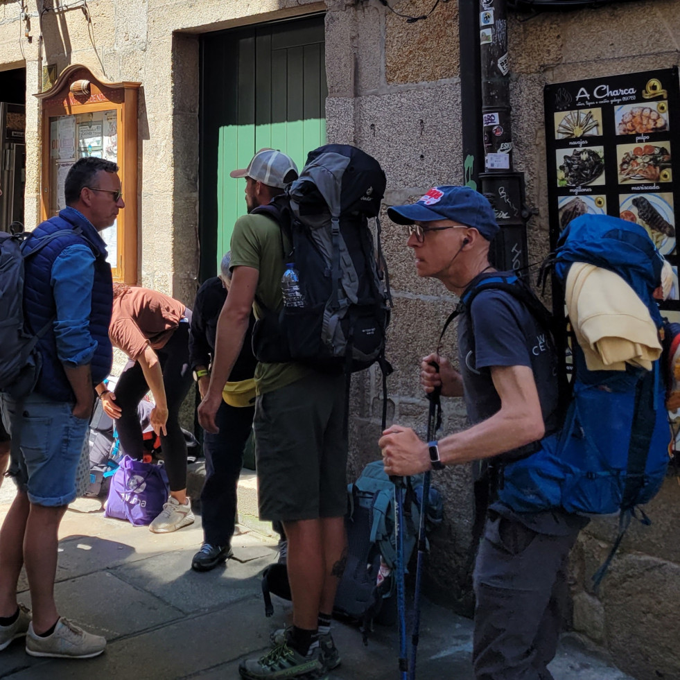 Turistas entrando a un comercio