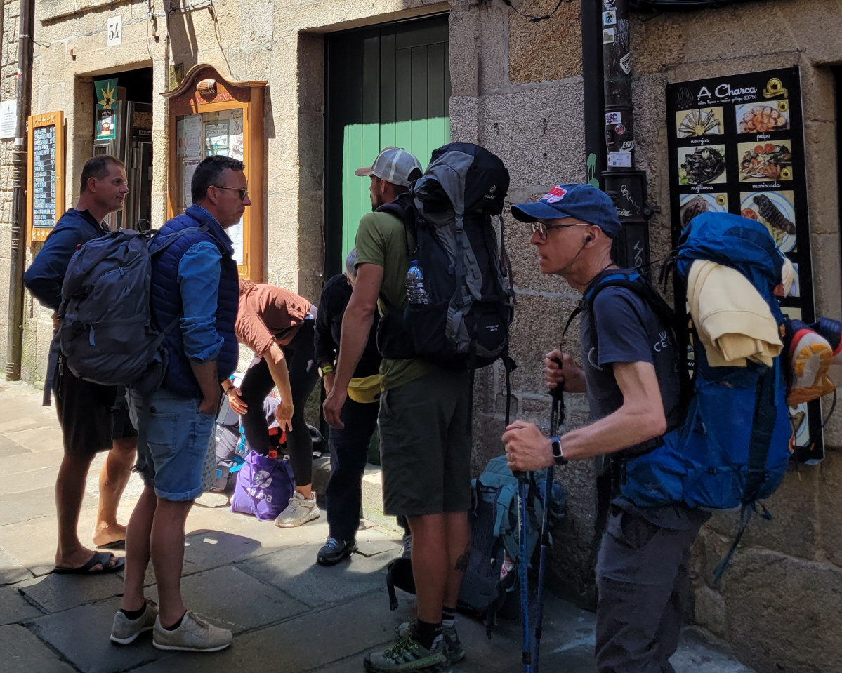 Turistas entrando a un comercio