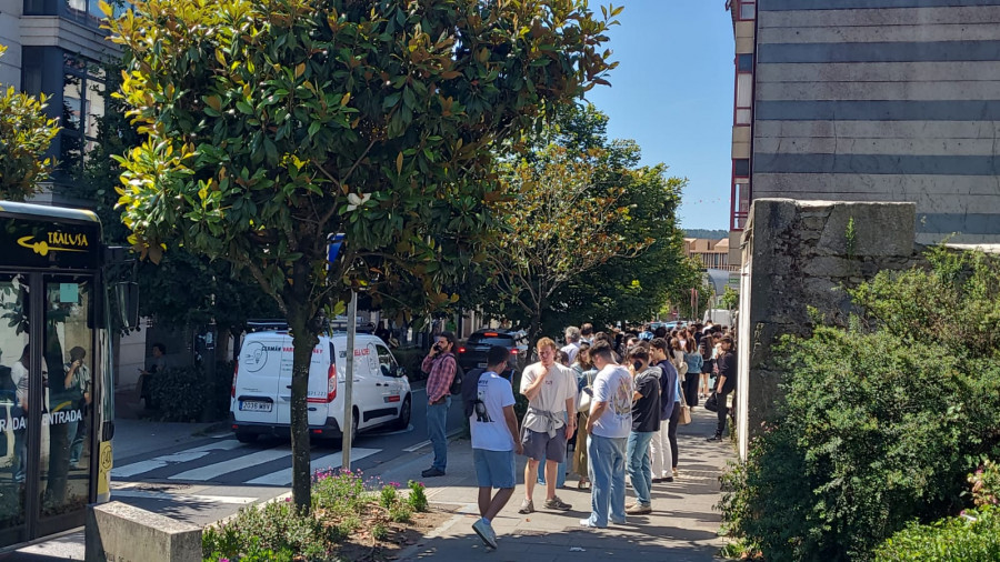 Se viraliza la imagen de cientos de estudiantes haciendo cola en una inmobiliaria de Santiago para encontrar piso