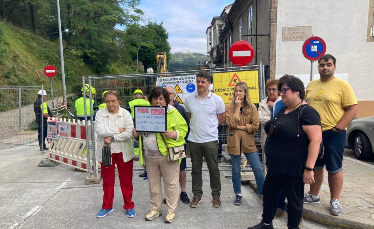 Vecinos de O Pombal protestan ante un corte de agua por las obras