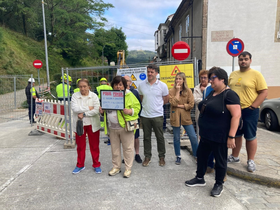 Vecinos de O Pombal protestan ante un corte de agua por las obras