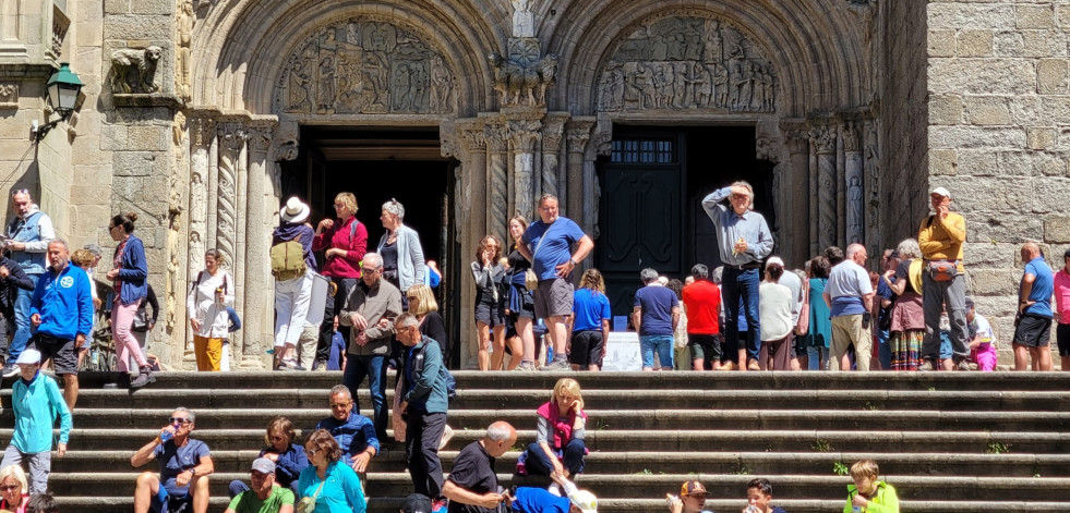 Santiago prohibirá nuevas tiendas de souvenirs en la zona histórica para frenar la turistificación