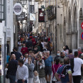Archivo - Varias personas caminan por la calle del Franco, a 9 de octubre de 2021, en Santiago de Compostela, A Coruña, Galicia (España). Galicia amplía desde este sábado el aforo en interiores, a