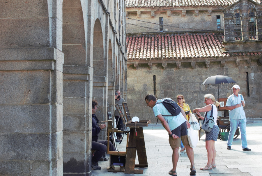 La alcaldesa de Santiago insiste en reunirse con Rueda por la tasa turística