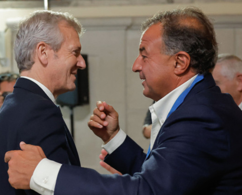 ElpresidentedelaXuntaAlfonsoRuedasaludaalnuevopresidentedeCointegaJavierGuerradtrasparticiparenlacla