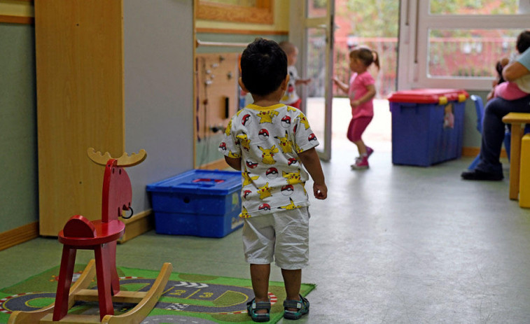 Familias de niños de un colegio de Santiago piden cesar a la directora y van a la Valedora