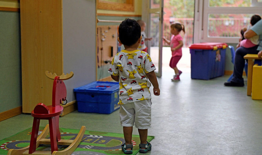 Familias de niños de un colegio de Santiago piden cesar a la directora y van a la Valedora