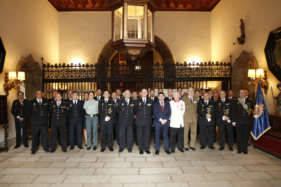 Pedro Blanco entrega las medallas de la Orden del Camino de Santiago a la Policía Nacional