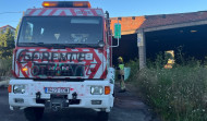 Extinguen un incendio en una nave abandonada en Noia