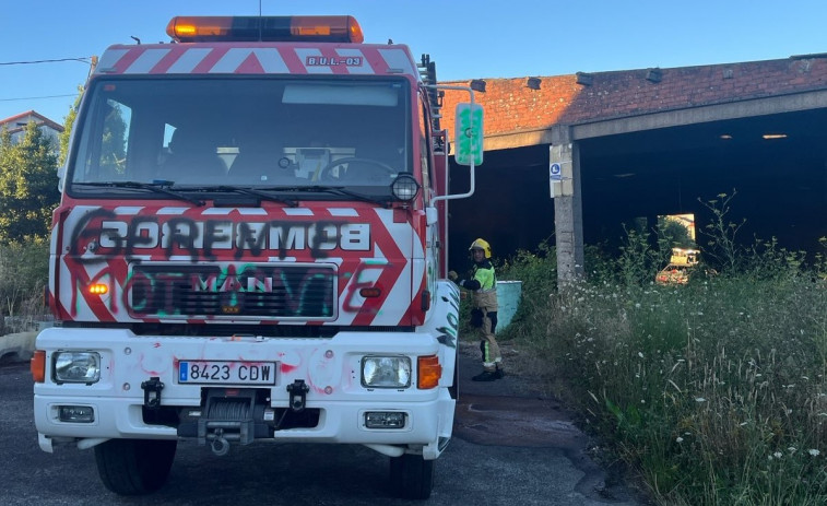 Extinguen un incendio en una nave abandonada en Noia