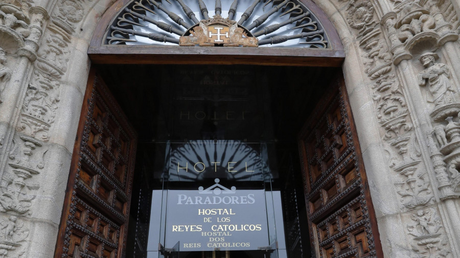 Raxoi autoriza la restauración de la fachada y de dos patios del Hostal dos Reis Católicos por 8,8 millones de euros