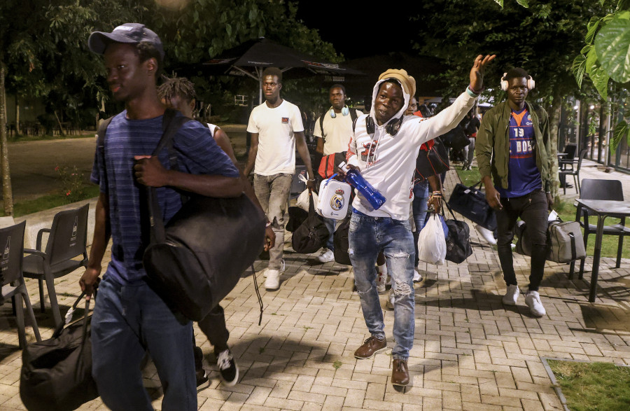 Llegan al Monte do Gozo de Santiago un centenar de refugiados de la guerra de Mali