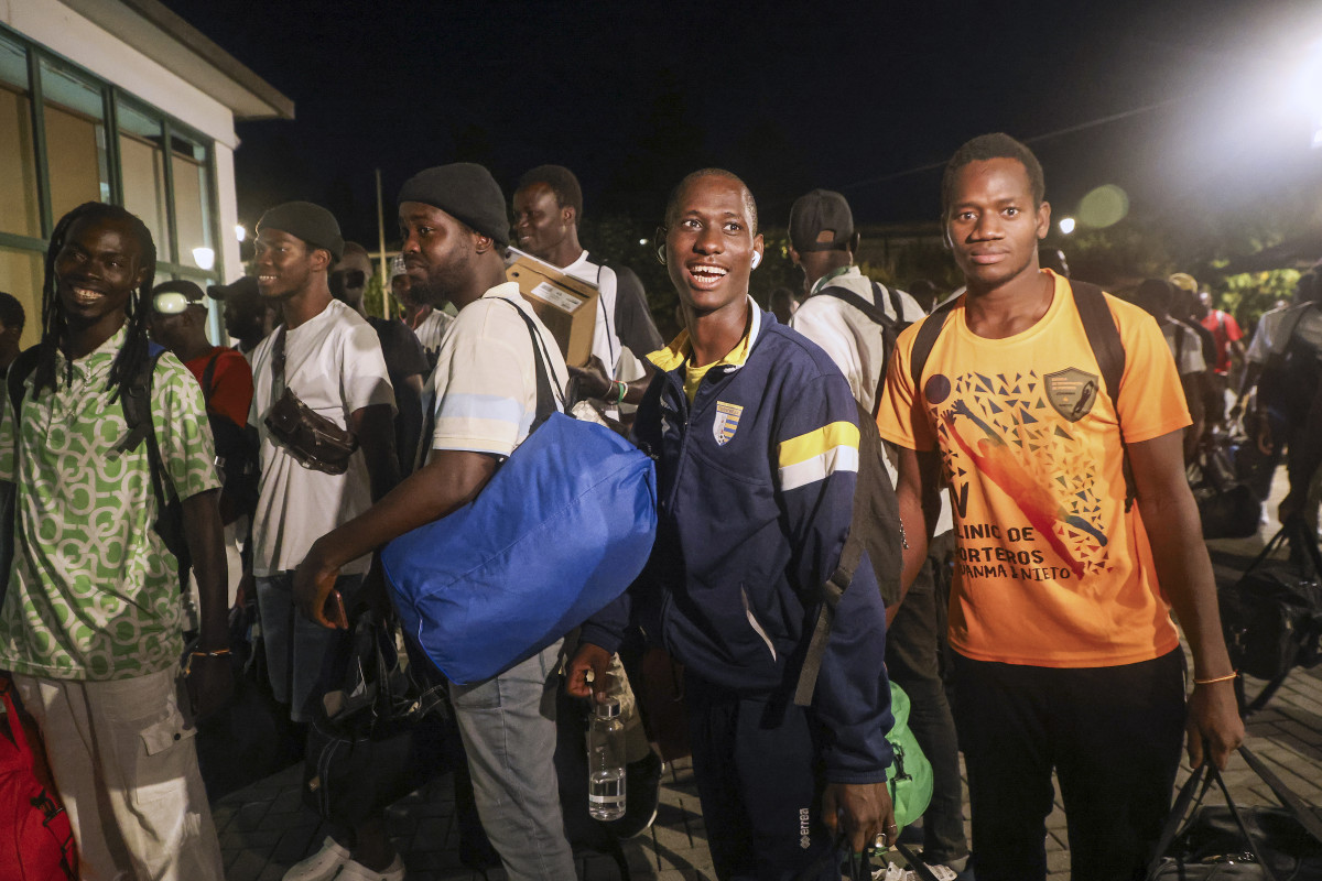 SANTIAGO DE COMPOSTELA, 30/07/2024.- Los primeros 104 migrantes derivados desde Canarias han llegado esta noche de martes a Galicia y serán acogidos en el complejo del Monte do Gozo, en Santiago de Compostela. EFE/Xoán Rey