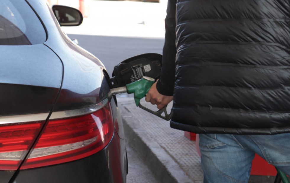 La gasolina cae a su precio más bajo desde marzo a las puertas de la 'Operación Salida'