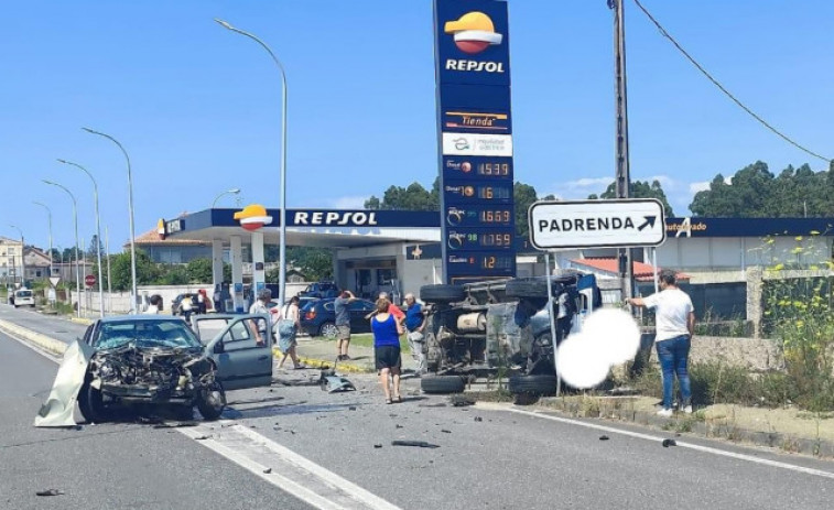 Una brutal colisión en Cambados se salda con dos adultas y cuatro niños heridos