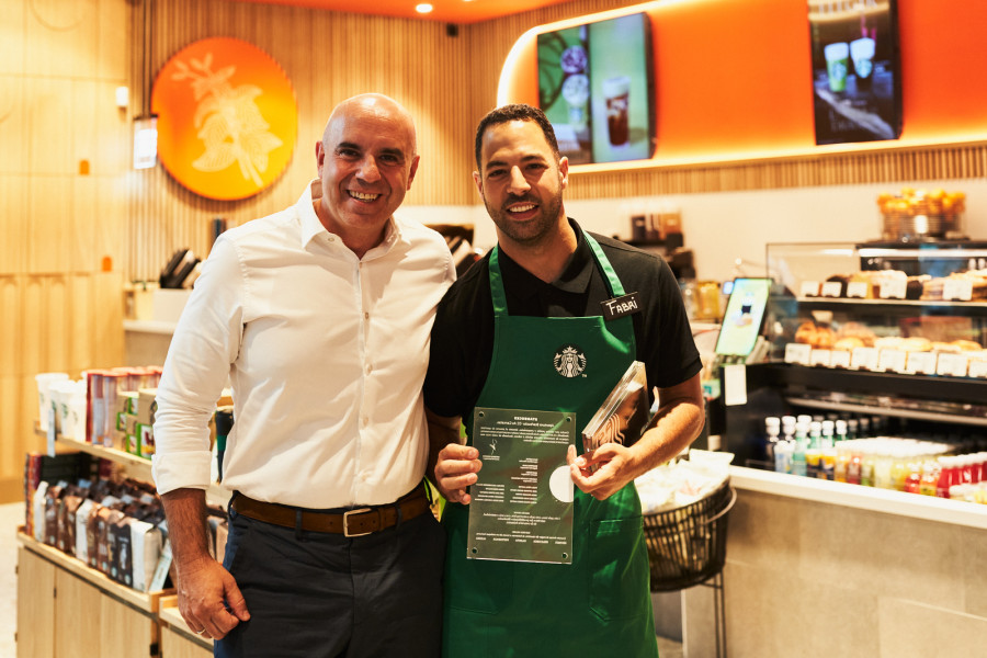 Antonio Romero, director de Starbucks | "Abriremos más locales en Santiago de Compostela"