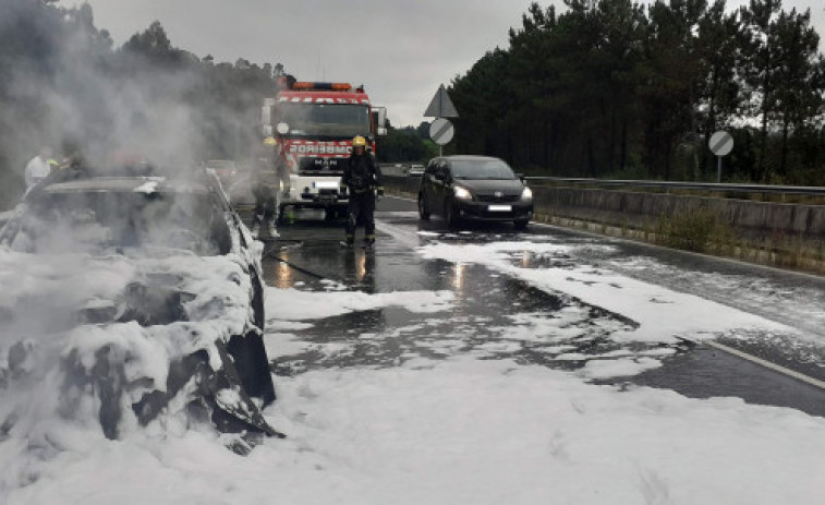 Arde un vehículo en A Laracha cuando circulaba por la autovía