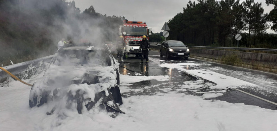 Arde un vehículo en A Laracha cuando circulaba por la autovía