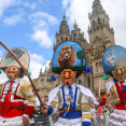 Una representación de distintos personajes de los carnavales tradicionales gallegos desfila por Santiago @ Xoán Rey (EFE) (2)