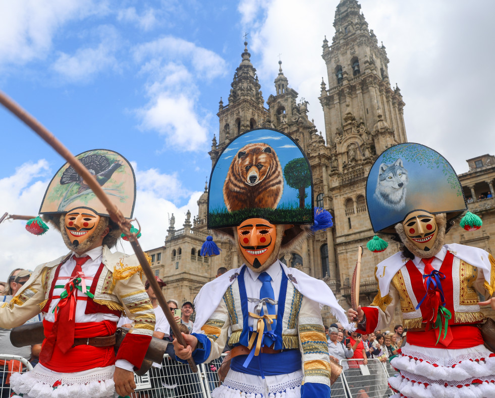 Una representación de distintos personajes de los carnavales tradicionales gallegos desfila por Santiago @ Xoán Rey (EFE) (2)