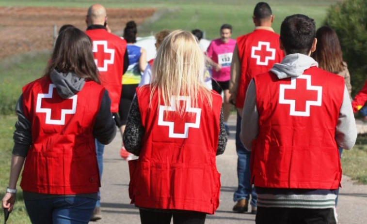 El Servicio Municipal de Urgencia Social cuenta en Santiago con una veintena de personas voluntarias de Cruz Roja