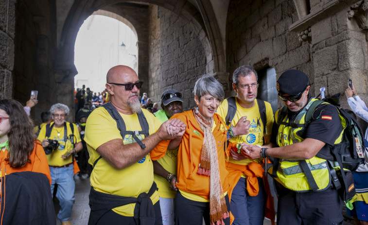 Un grupo de pacientes de ELA, familiares y cuidadores culmina el Camino de Santiago