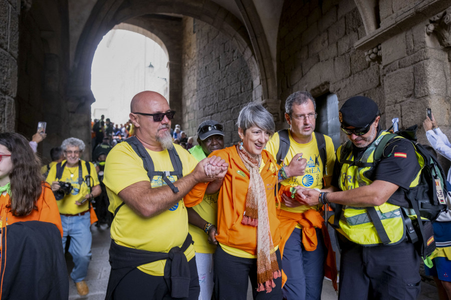 Un grupo de pacientes de ELA, familiares y cuidadores culmina el Camino de Santiago