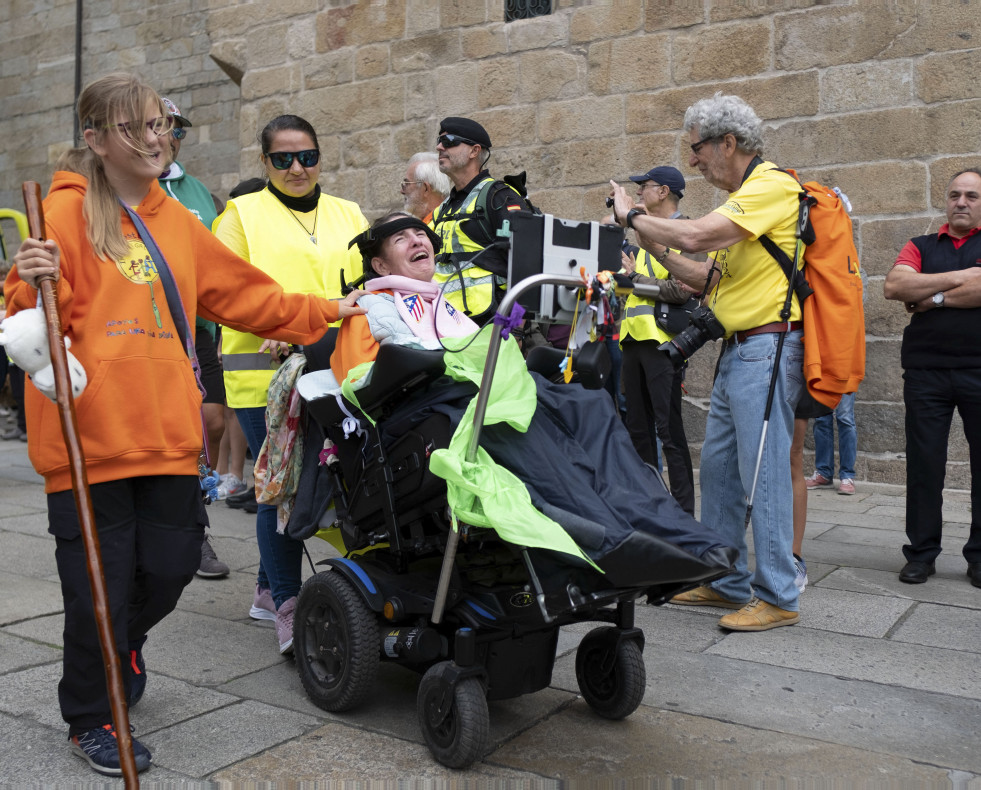 Un grupo de 70 personas de la Asociación Compostelá de Esclerose Múltiple  finaliza el Camino de Santiago (5)