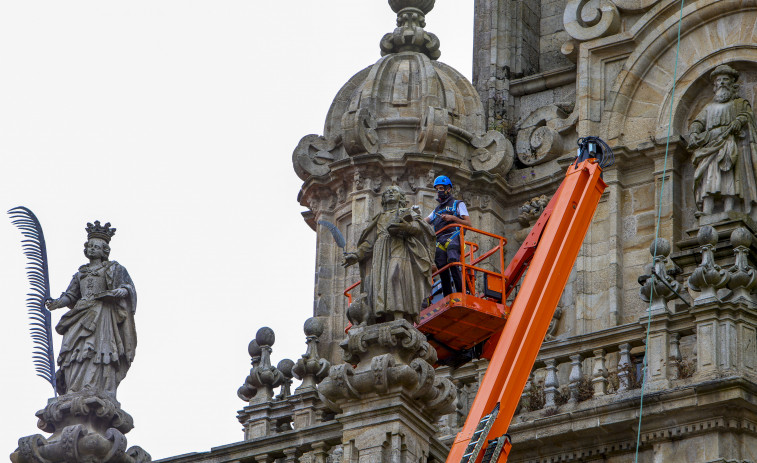 El Cabildo de la catedral de Santiago realiza estos días un plan de mantenimiento preventivo