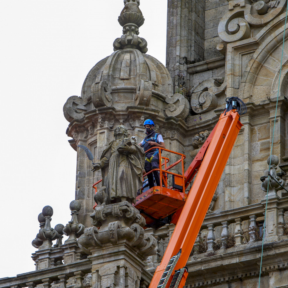 El Cabildo de la catedral de Santiago realiza estos días un plan de mantenimiento preventivo