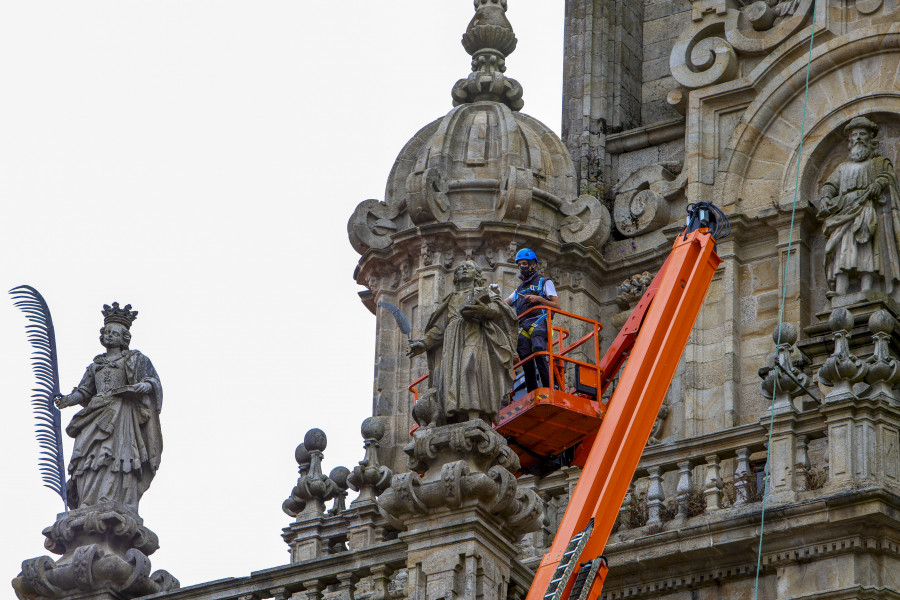 El Cabildo de la catedral de Santiago realiza estos días un plan de mantenimiento preventivo
