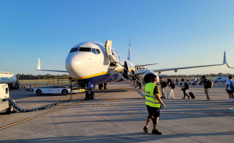 El aeropuerto de Santiago ve cómo su tráfico cae un mes más