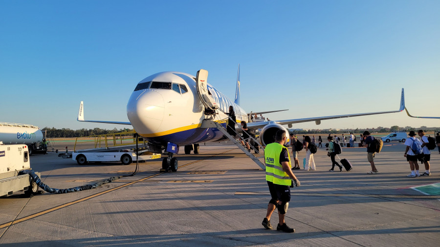 El aeropuerto de Santiago ve cómo su tráfico cae un mes más