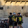 Ciclistas celebrando su llegada al Obradoiro   Foto de Eladio Lois