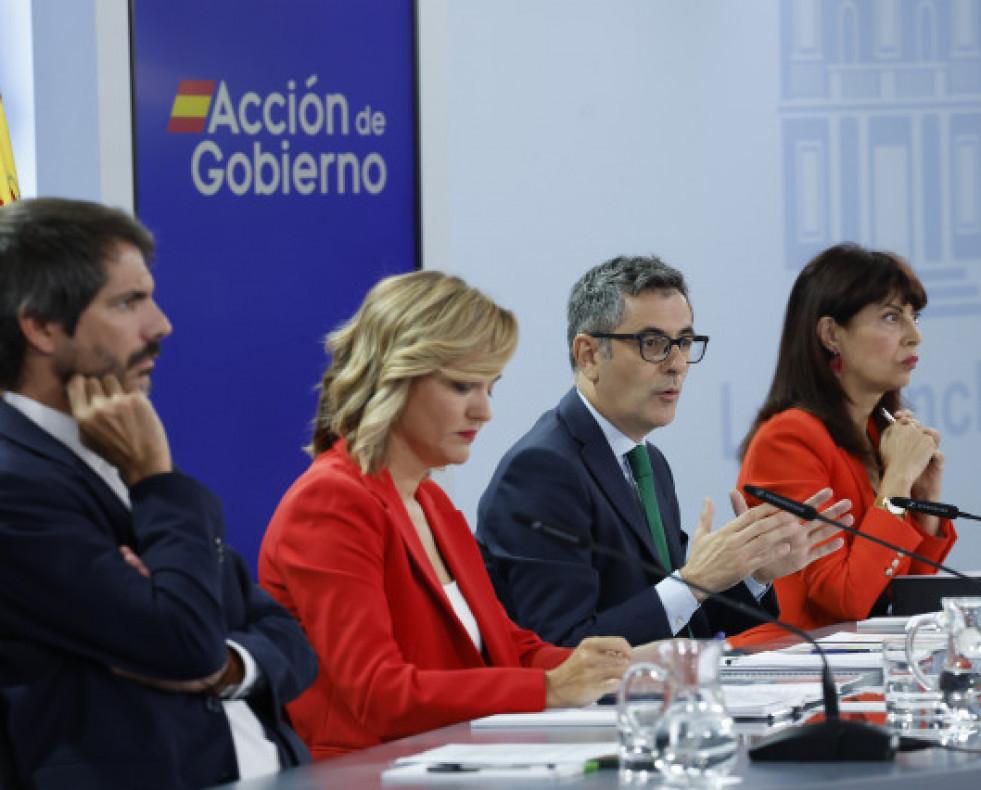 ElministrodeCulturaErnestUrasunizda.dcha.laministradeEducacinFormacinProfesionalyDeportesPilarAlegra