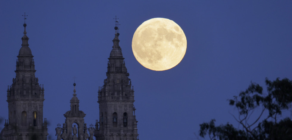 Luna llena sobre la catedral de Santiago