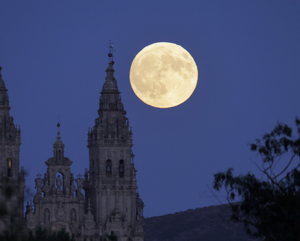 Luna llena sobre la catedral de Santiago (4)