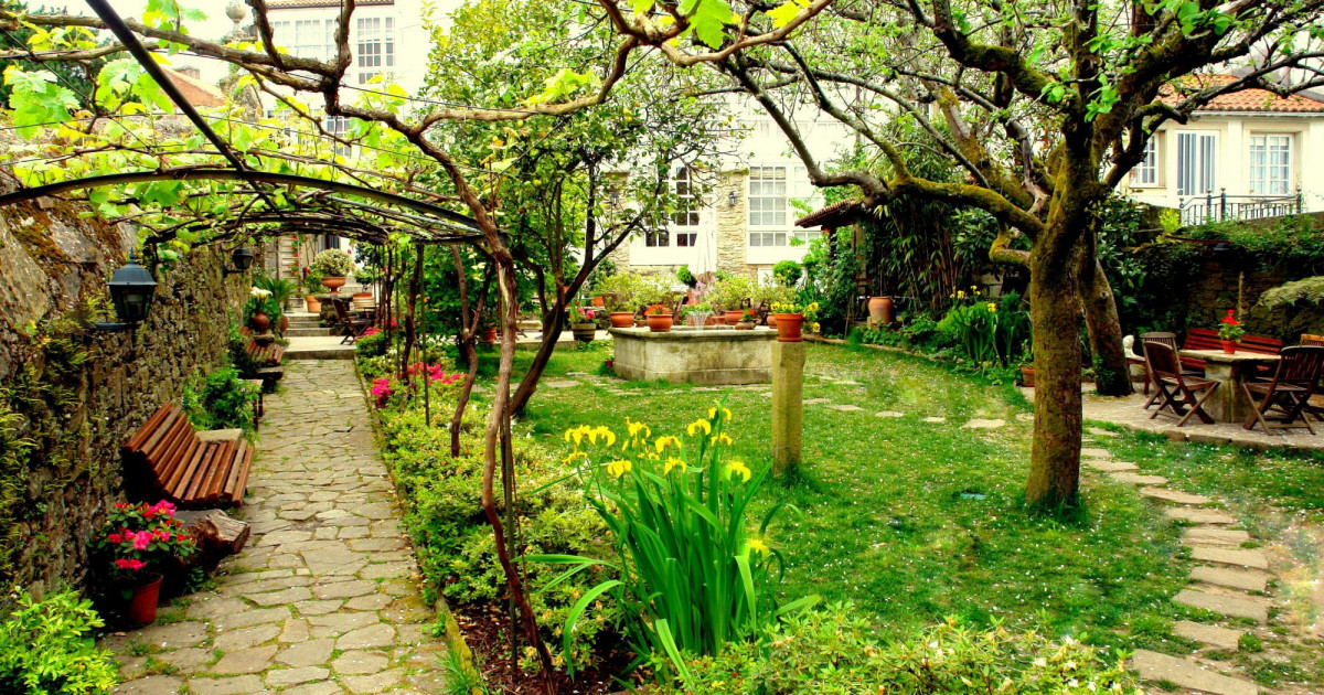 Jardin interior del Hotel Costa Vella