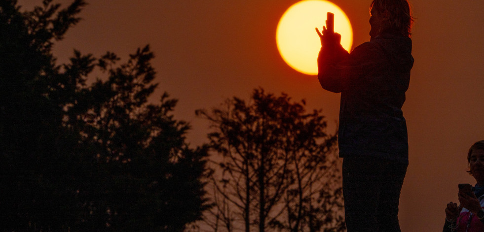 Las imágenes del cielo más naranja de Santiago a causa de los incendios