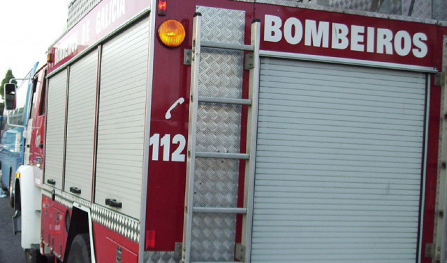 Los Bomberos evacúan en Noia a una persona con movilidad reducida que vive en un cuarto piso